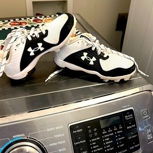 Lead off under armour baseball cleats